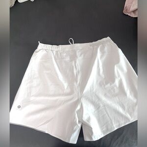 Men’s License to train Lined Lululemon Shorts size L NWOT